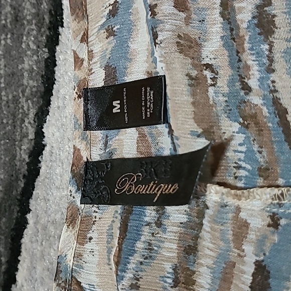 BKE BOUTIQUE SHEER STUDDED SCOOP-NECK DROPTAIL SHIRT - Picture 3 of 14